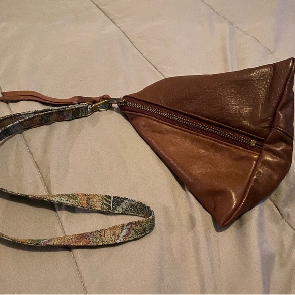 Triangular leather purse - Picture 2 of 4
